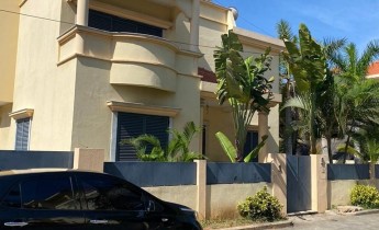 Anúncio Bruta Vivenda V5 de alto padrão, com piscina, no Condomínio Status, Talatona