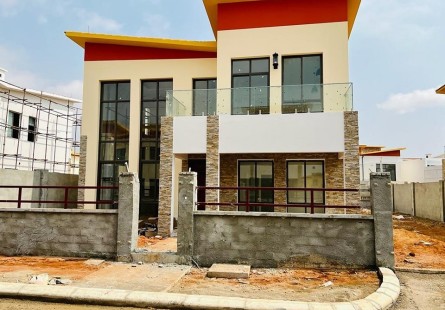 Anúncio Vivenda V4 recém construída (nova), no Condomínio Vila Kuditemo, Patriota.