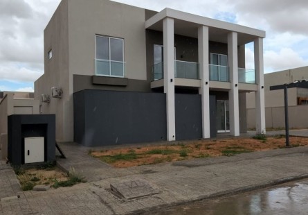 Anúncio Luxuosa Vivenda V5 duplex, na Urbanização Boa Vida, Via Expressa.