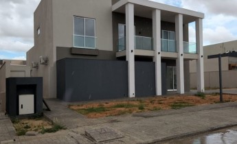 Anúncio Luxuosa Vivenda V5 duplex, na Urbanização Boa Vida, Via Expressa.
