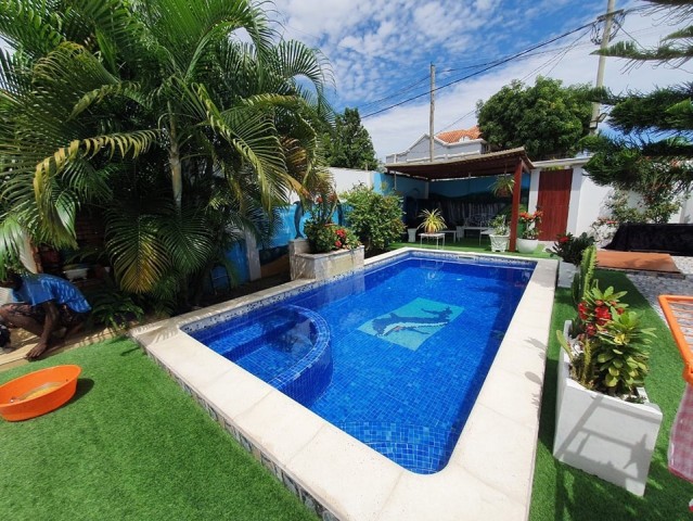 Belíssima Vivenda V4 com piscina e acabamentos de ponta, situada no Camama, a 1 minuto da estrada principal