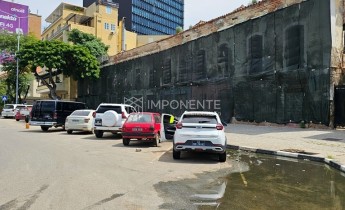 Anúncio Duas colossais estruturas, adstrito uma da outra (para demolir).
