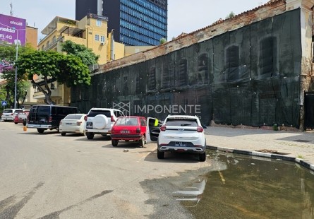 Anúncio Duas colossais estruturas, adstrito uma da outra (para demolir).
