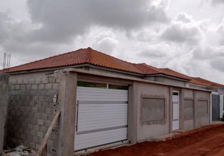 Anúncio Moradia T3 com piscina e anexo, no Condomínio Infinity Gold, defronte ao 11 de Novembro, Via Expressa.