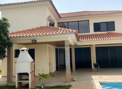 Anúncio Vivenda T4+1, com dois pisos, e piscina privativa, situada no Condomínio Old Villas, Talatona.