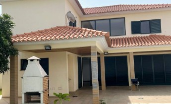 Anúncio Vivenda T4+1, com dois pisos, e piscina privativa, situada no Condomínio Old Villas, Talatona.