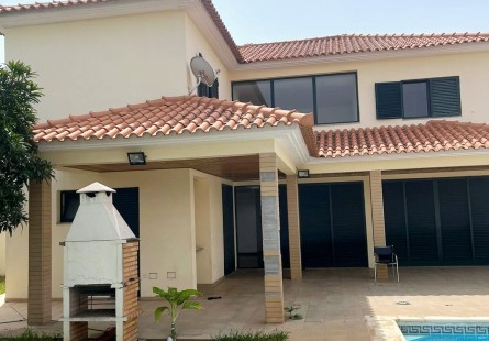 Anúncio Vivenda T4+1, com dois pisos, e piscina privativa, situada no Condomínio Old Villas, Talatona.