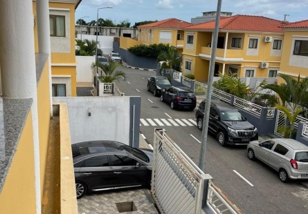 Anúncio Vender: Vivenda V5 com anexo, no Condomínio Vila Ermelinda, Benfica, estrada do Patriota.