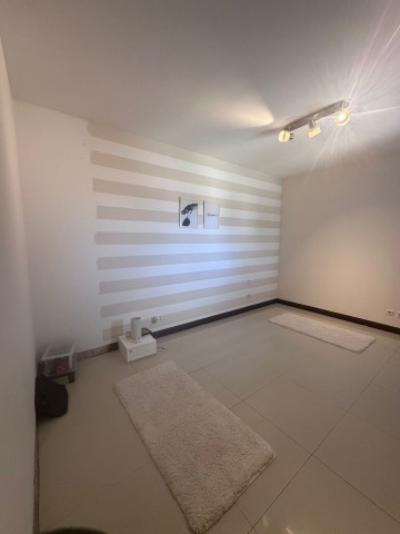 Vender: Excelente apartamento T2 dos maiores, mobiliado, no Condomínio Clássicos do Sul, Benfica.