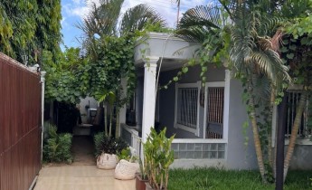 Anúncio Vender: Moradia V3 com anexo, adjacente ao mini mercado Eskebra e Restaurante Picnic, arredores de Talatona.