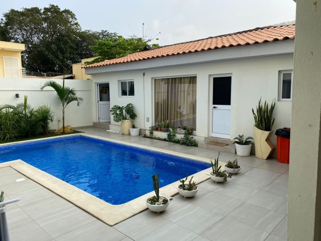Vender: Excelente vivenda V5 com piscina e anexo, no Condomínio Hípicos, Benfica.