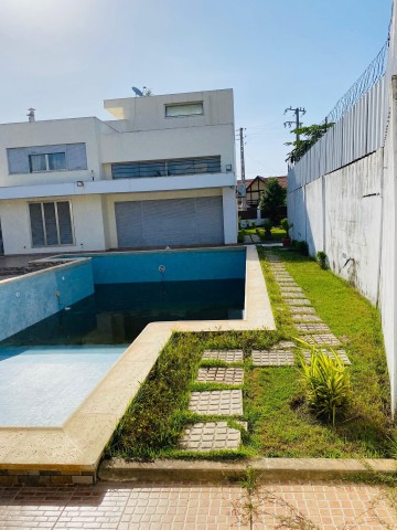 Vender: Luxuosa vivenda V5 com piscina e anexo, no Futungo de Belas
