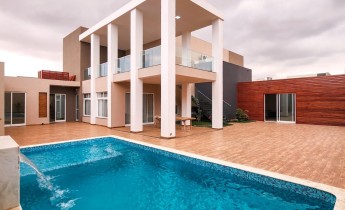 Anúncio Vender: Vivenda V5 de alto padrão com anexo, mobilada, na Urbanização Boa Vida.