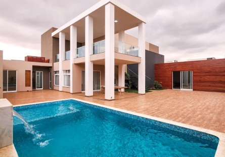 Anúncio Vender: Vivenda V5 de alto padrão com anexo, mobilada, na Urbanização Boa Vida.