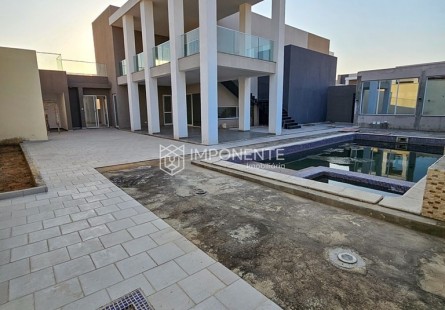 Anúncio Vender: Vivenda V5 de alto gabarito, com anexo e piscina, na Urbanização Boa Vida. (UBV)