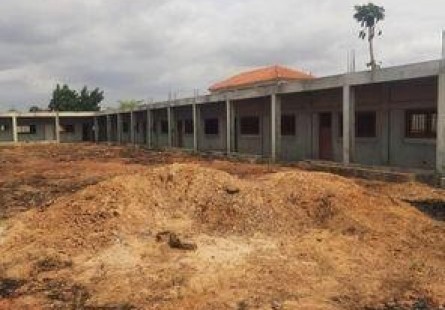 Anúncio Colégio inacabado Benfica, bairro Esqueleto