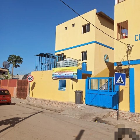 Estabelecimento escolar (Colégio), no Palanca, Rua asfaltada.