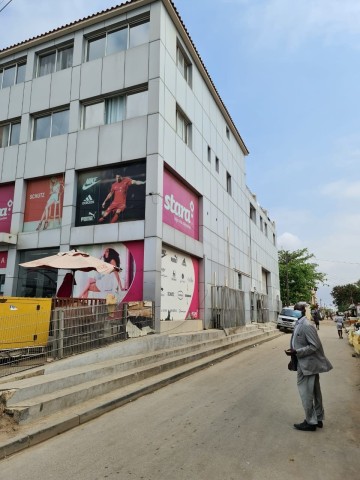 Edifício comercial e residencial, no bairro Palanca, Rua L.