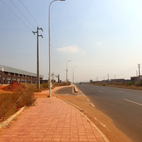 Terreno de 17/80, no Zango 8000 junto à estrada principal