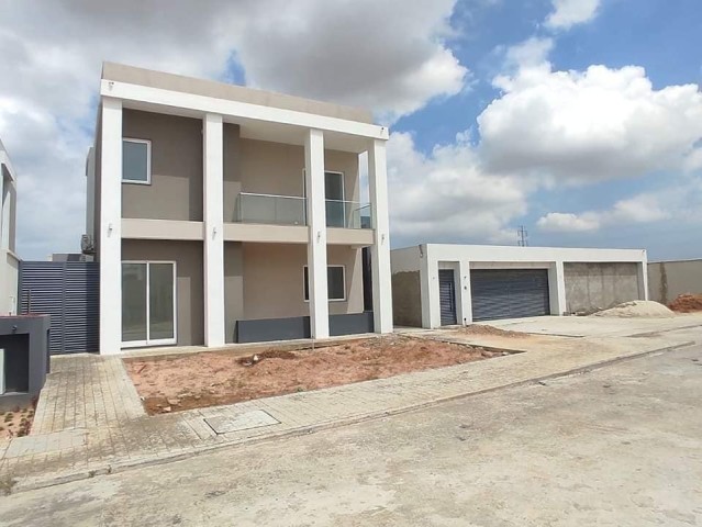 Vivenda V4 duplex, com anexo, na Urbanização Boa Vida, Via Expressa.