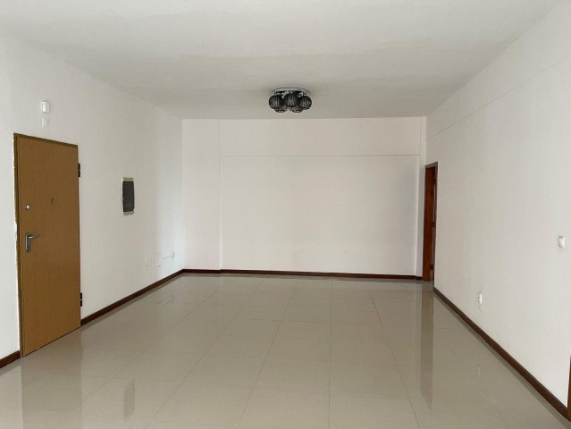 Apartamento T3, no Condomínio Astros, Talatona.