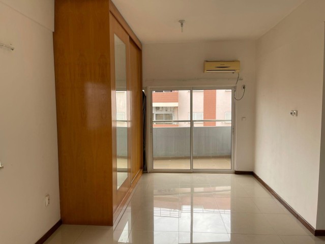 Apartamento T3, no Condomínio Astros, Talatona.