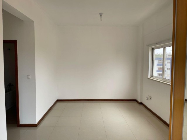 Apartamento T3, no Condomínio Astros, Talatona.