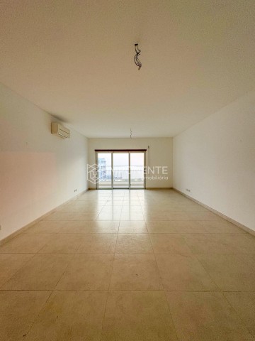 Apartamento T3, no Condomínio Rosalinda, estrada direita da Corimba.