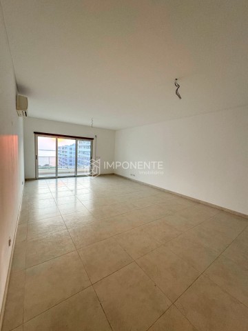 Apartamento T3, no Condomínio Rosalinda, estrada direita da Corimba.