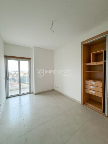 Apartamento T3, no Condomínio Rosalinda, estrada direita da Corimba.