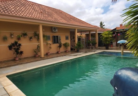 Anúncio Luxuosa vivenda V7 com piscina e anexo, no Lar do Patriota, 1 Fase.