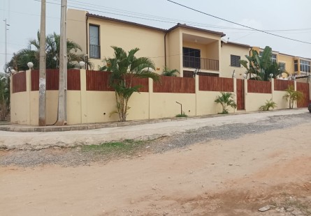 Anúncio Vivenda V4 duplex com anexo, mobiliado, Bairro Militar de Talatona, defronte ao Hotel 4 pétalas.