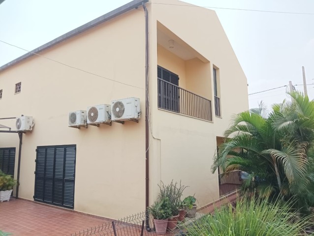 Vivenda V4 duplex com anexo, mobiliado, Bairro Militar de Talatona, defronte ao Hotel 4 pétalas.