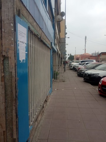 Estabelecimento comercial, na Marginal de Luanda, adjacente a sede da Africell SA.