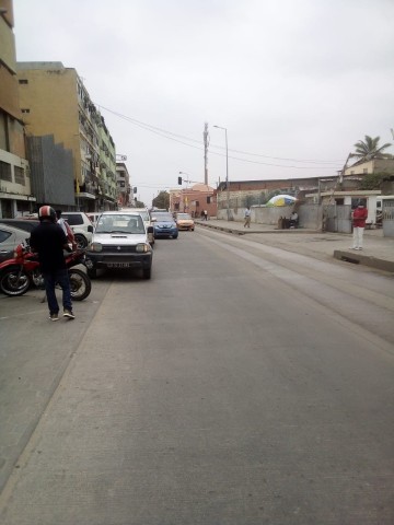 Estabelecimento comercial, na Marginal de Luanda, adjacente a sede da Africell SA.