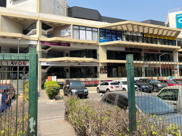 2 lojas de 80 e 87m², no Espaço Avenida, Talatona.