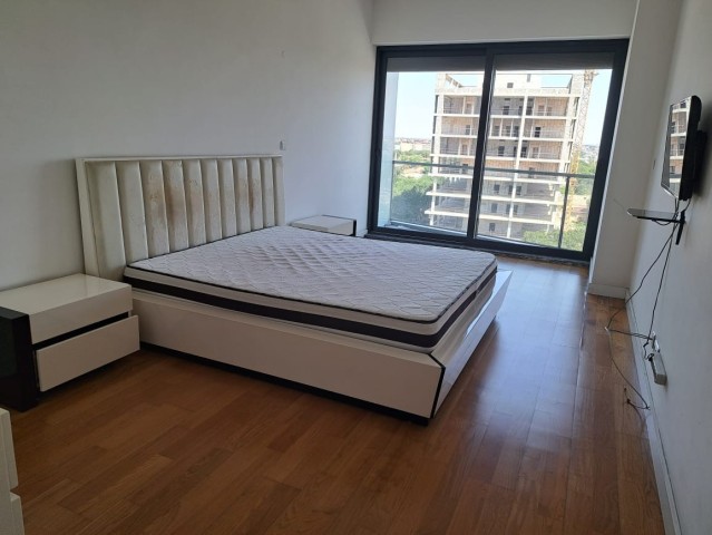 Apartamento T3, no Edifício Torres da Dipanda, 1 de Maio.