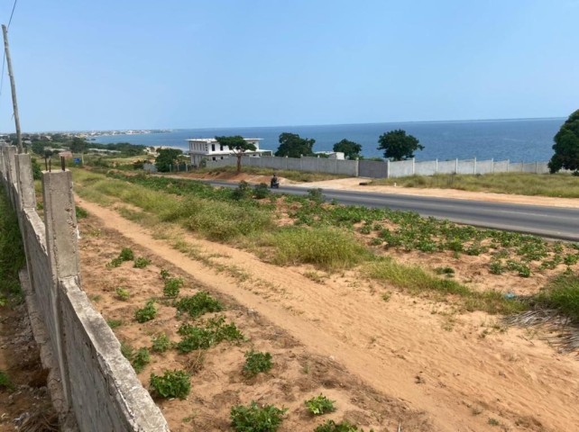 Terreno de 100/60, nos Ramiros, Benfica, de 1 linha.