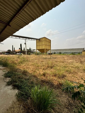 Estaleiro de 1,2 hectares, na Via Expressa