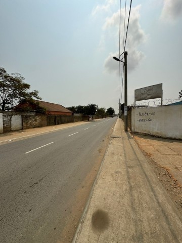 Estaleiro de 1,2 hectares, na Via Expressa