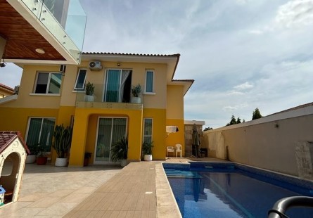 Anúncio Luxuosa Vivenda V4 com anexo e piscina, no Condomínio Jardim de Rosas, Camama