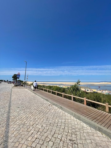 Vivenda V4 com piscina, na Sesimbra, Lagoa da Albufeira, Portugal.