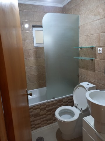 Apartamento T3, no R/C do Condomínio Vale dos Pássaros