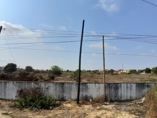 Terreno de 4 hectares, na 1ª linha da Via Expressa, sentido desvio do Zango/11 de Novembro.