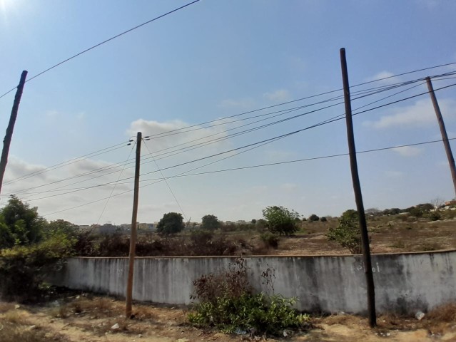 Terreno de 4 hectares, na 1ª linha da Via Expressa, sentido desvio do Zango/11 de Novembro.