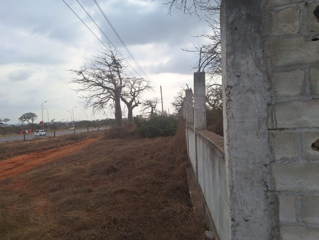 Terreno de 2 hectares, de 1 linha, Via Expressa.