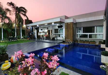 Anúncio Luxuosa Vivenda V4 com piscina e anexo, mobiliada, na Urbanização Boa Vida, Via Expressa.
