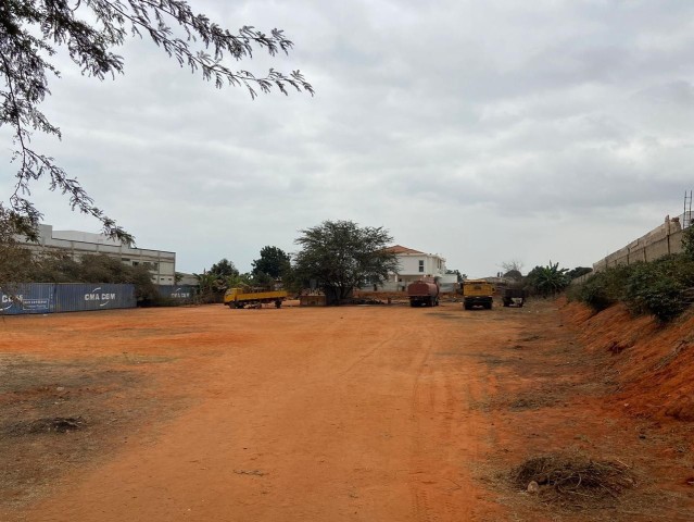 Terreno de 50/70, no Benfica, Via Expressa, adjacente ao Isia.