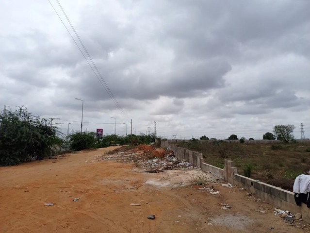 Terreno de 7 hectares, na Via Expressa, sentido Benfica/Kilamba.