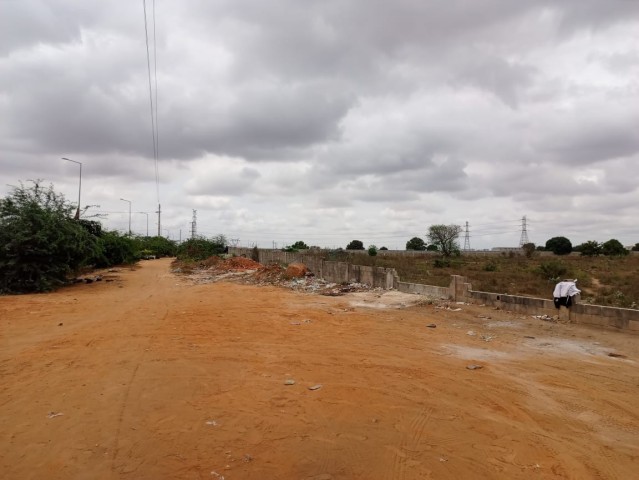 Terreno de 7 hectares, na Via Expressa, sentido Benfica/Kilamba.